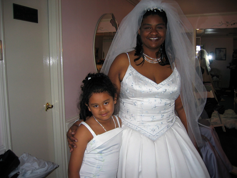 Mari and her mom prepare for the wedding!